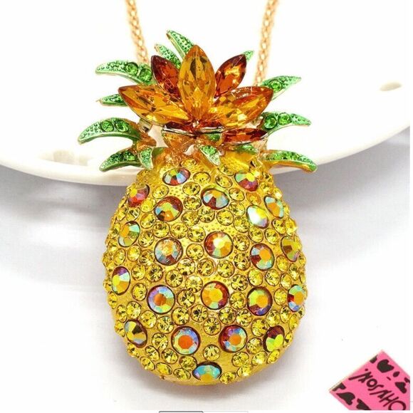 🍍 Betsey Johnson sparkling crystal pineapple necklace🍍 - Picture 1 of 3